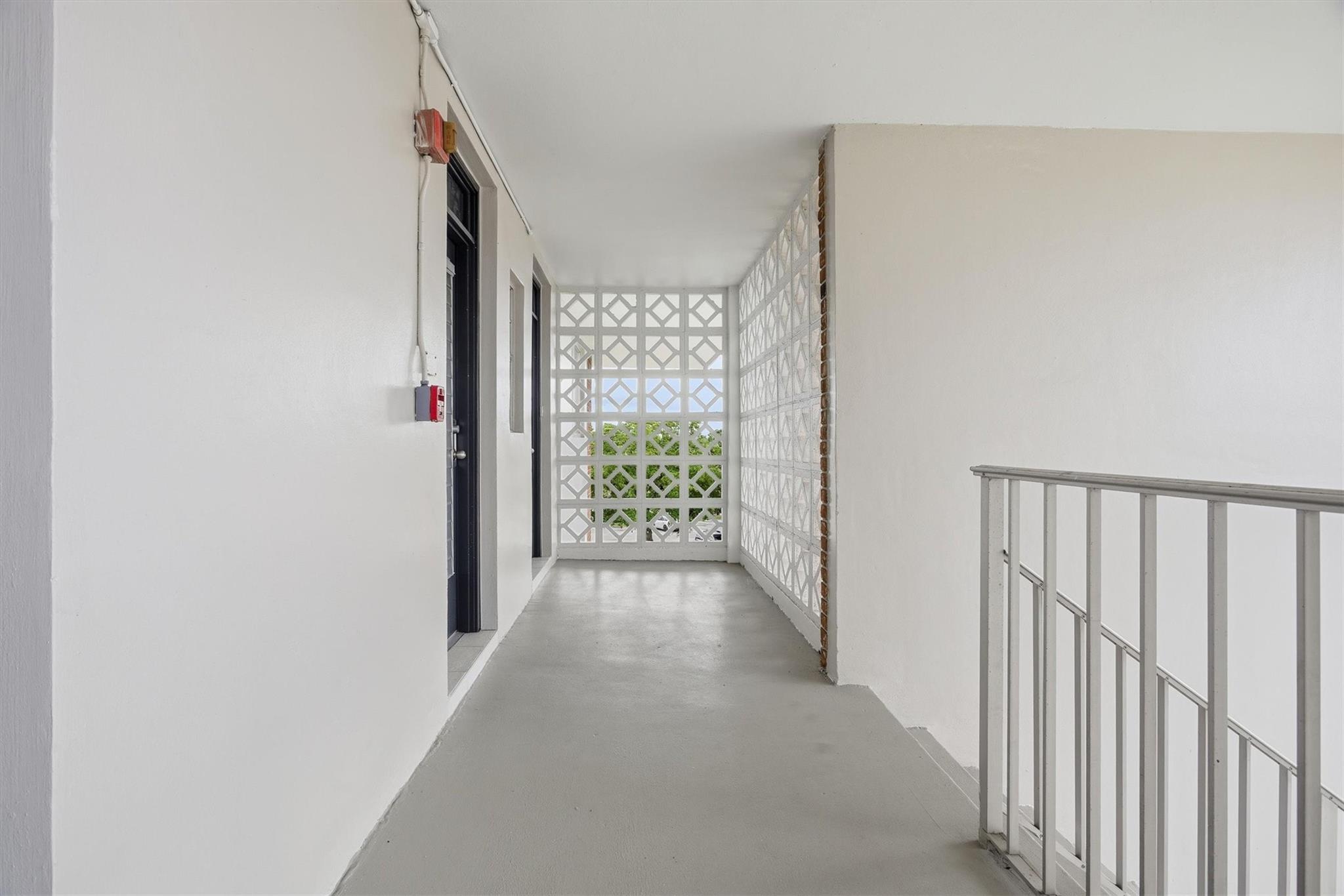 LAUDERDALE OAKS - Residential