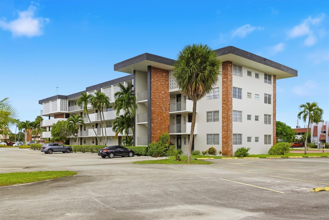 LAUDERDALE OAKS - Residential