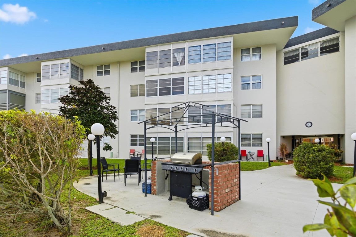 LAUDERDALE OAKS - Residential