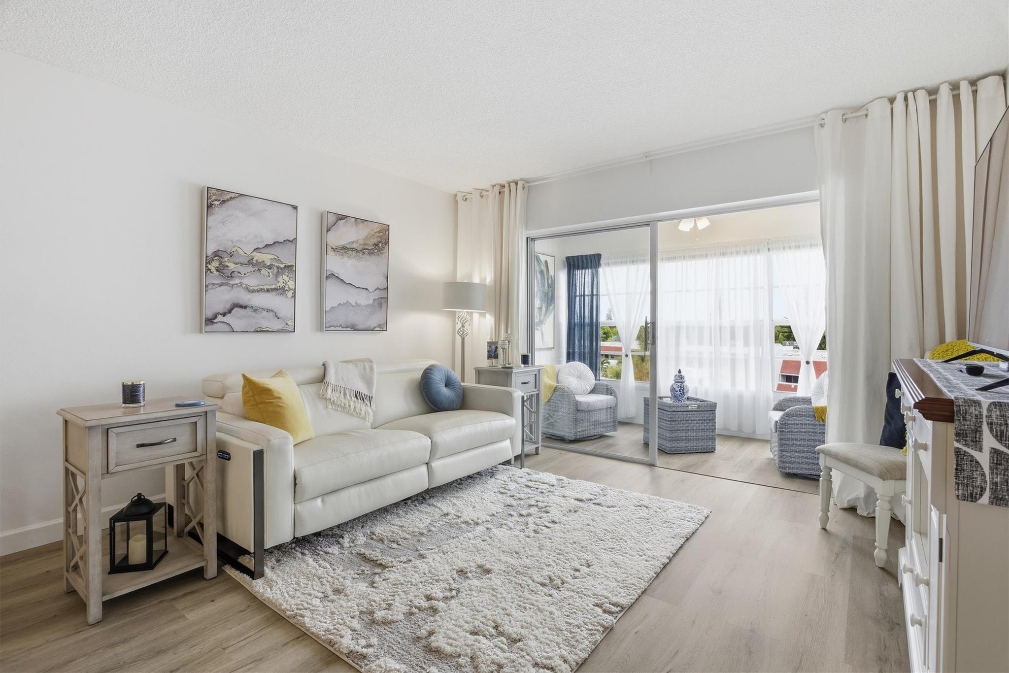 LAUDERDALE OAKS - Residential