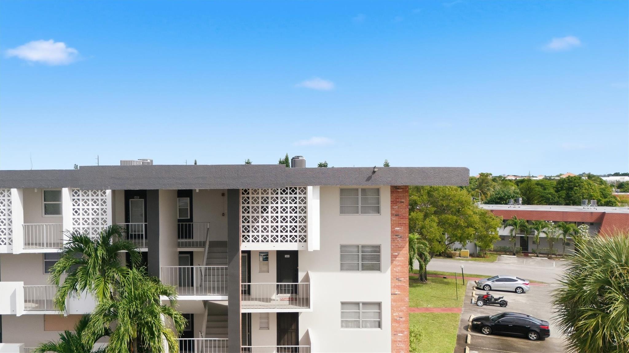 LAUDERDALE OAKS - Residential