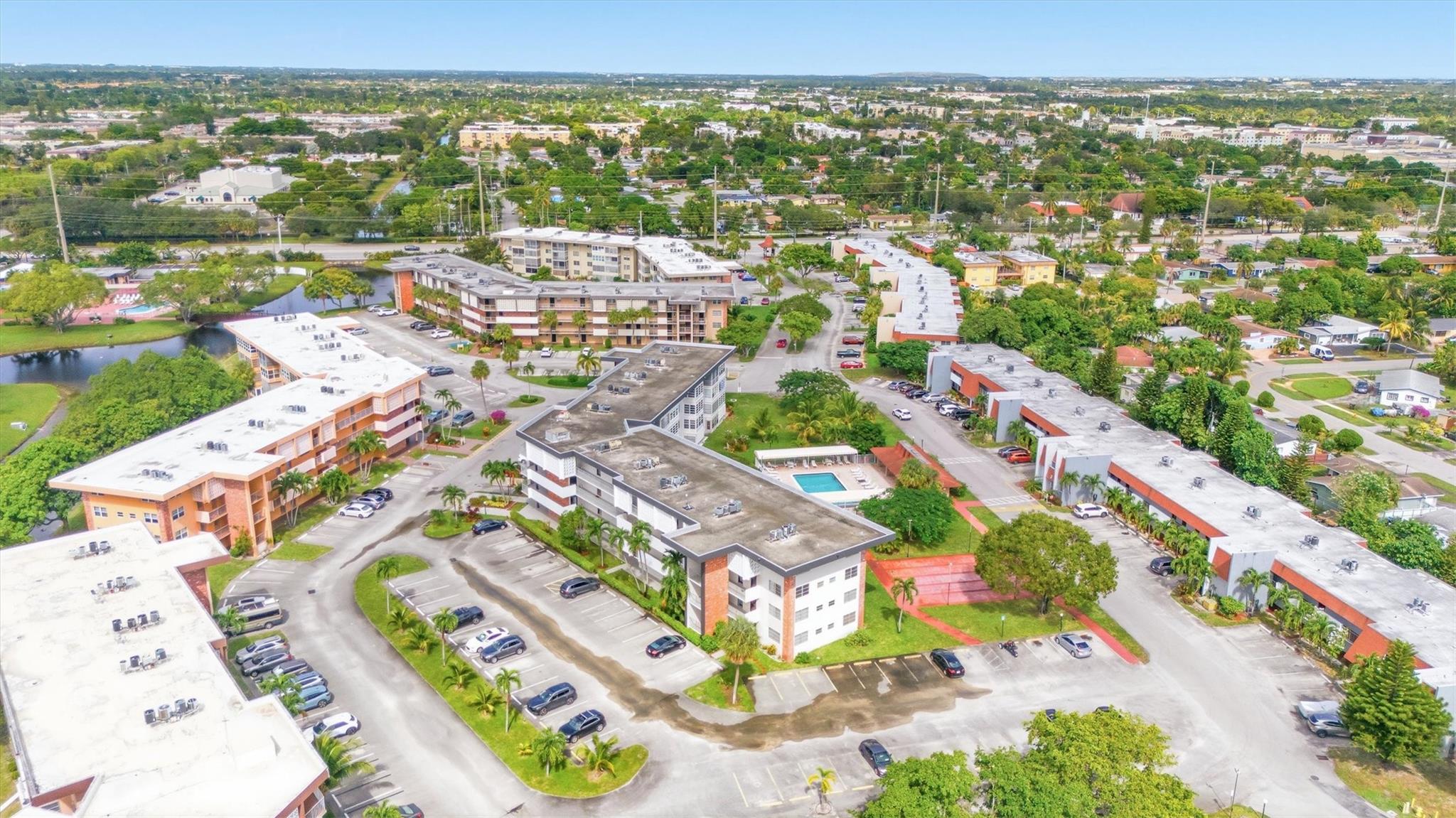 LAUDERDALE OAKS - Residential