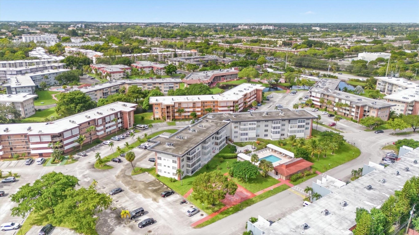 LAUDERDALE OAKS - Residential