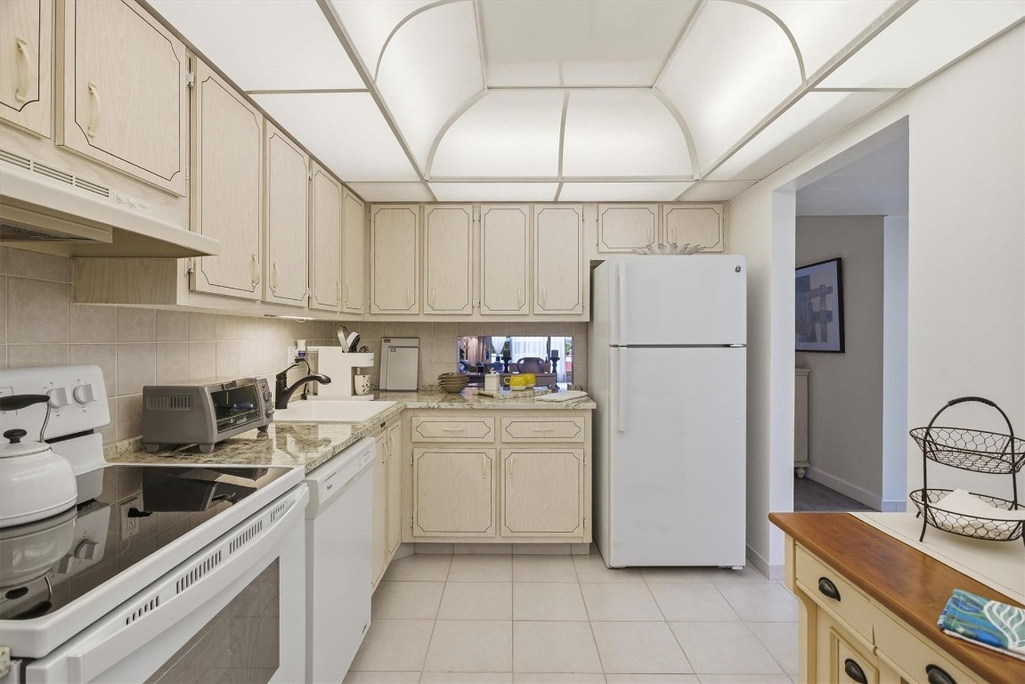 LAUDERDALE OAKS - Residential