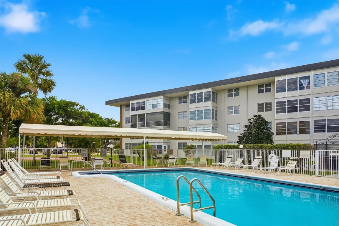 LAUDERDALE OAKS - Residential