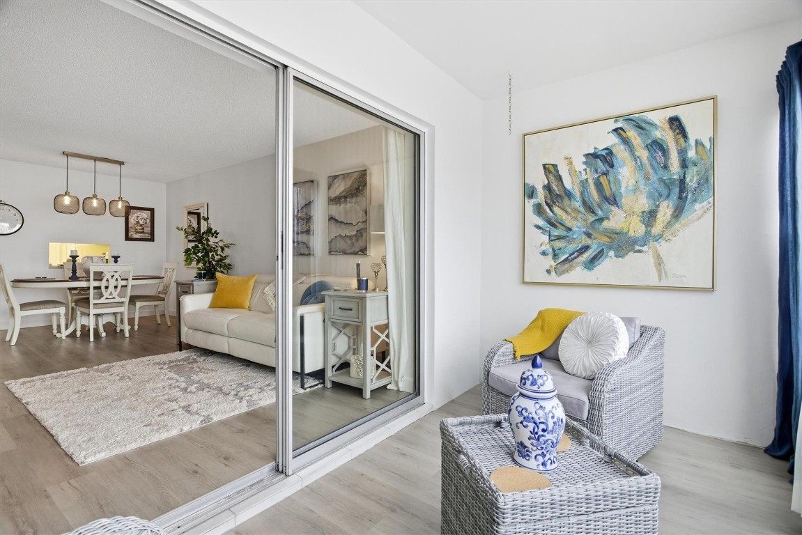 LAUDERDALE OAKS - Residential