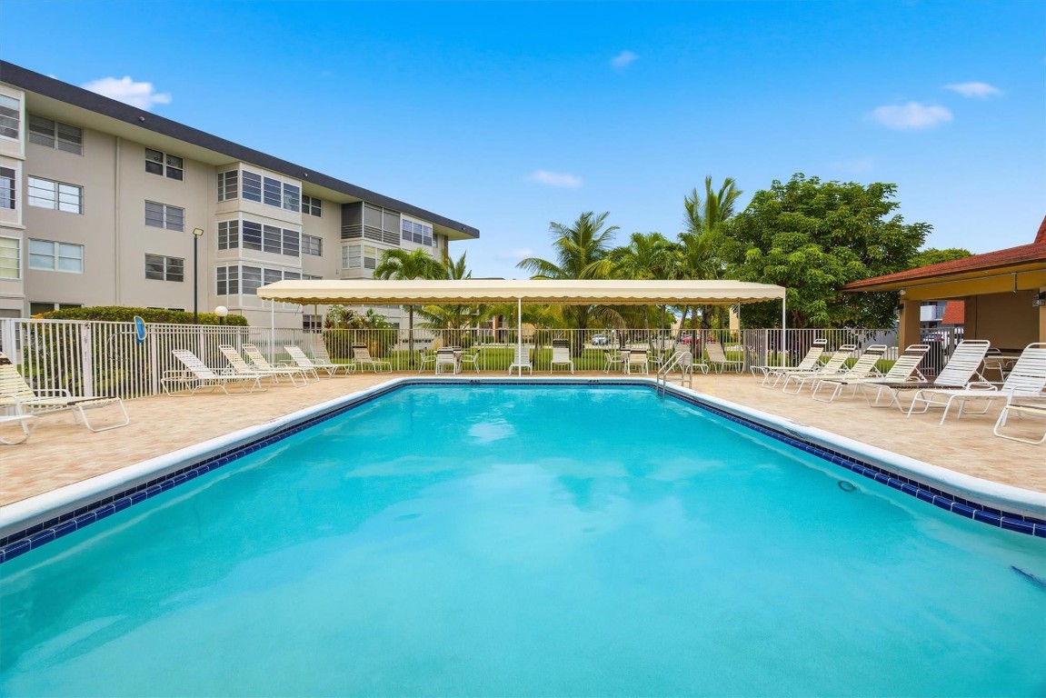 LAUDERDALE OAKS - Residential