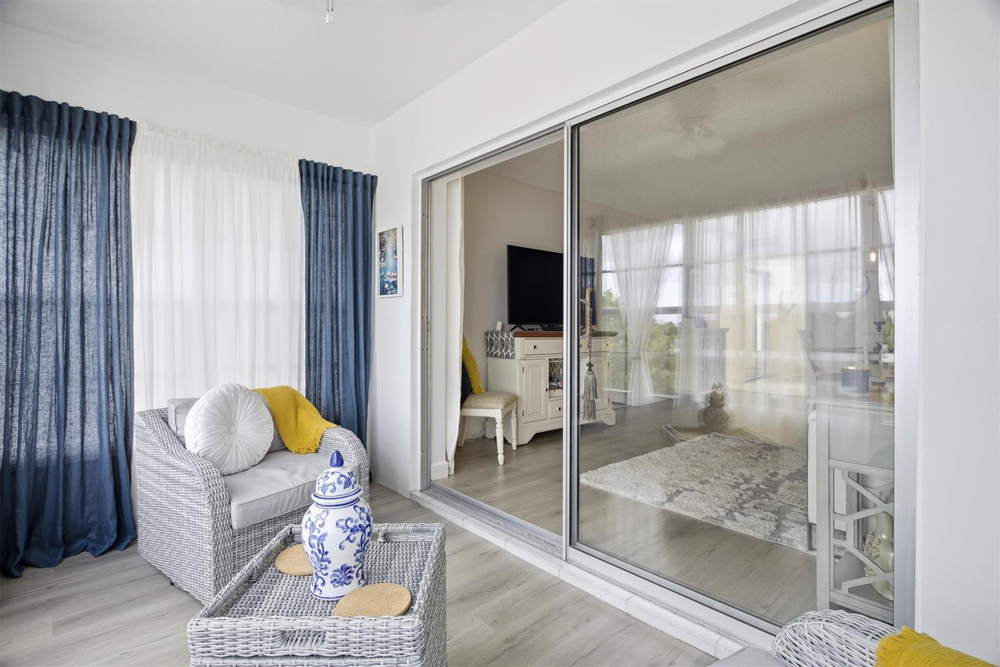 LAUDERDALE OAKS - Residential