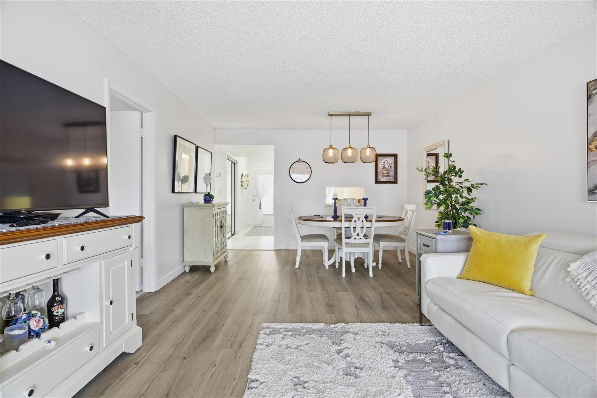 LAUDERDALE OAKS - Residential