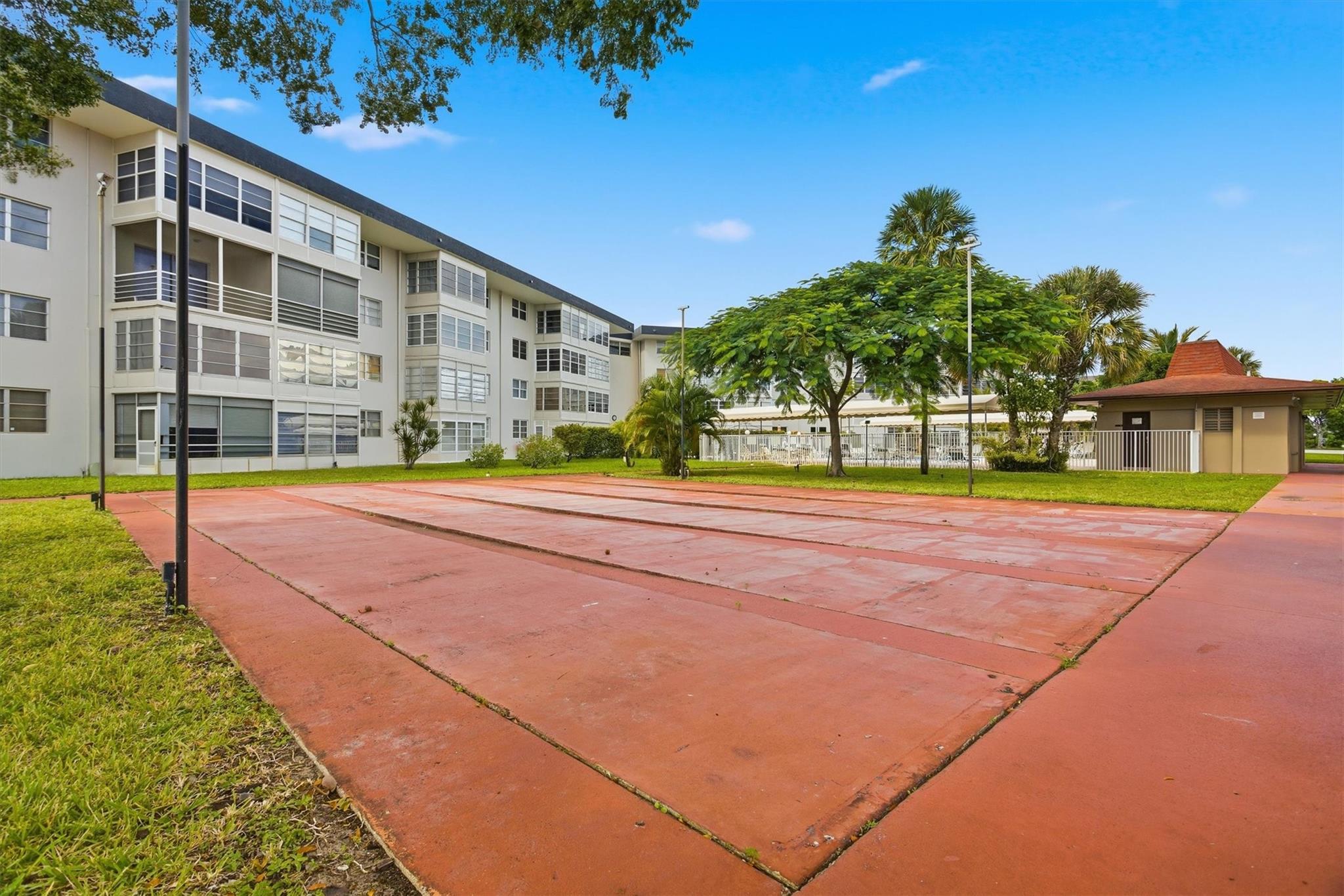 LAUDERDALE OAKS - Residential