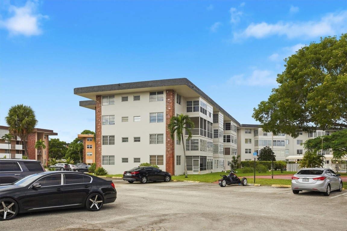 LAUDERDALE OAKS - Residential