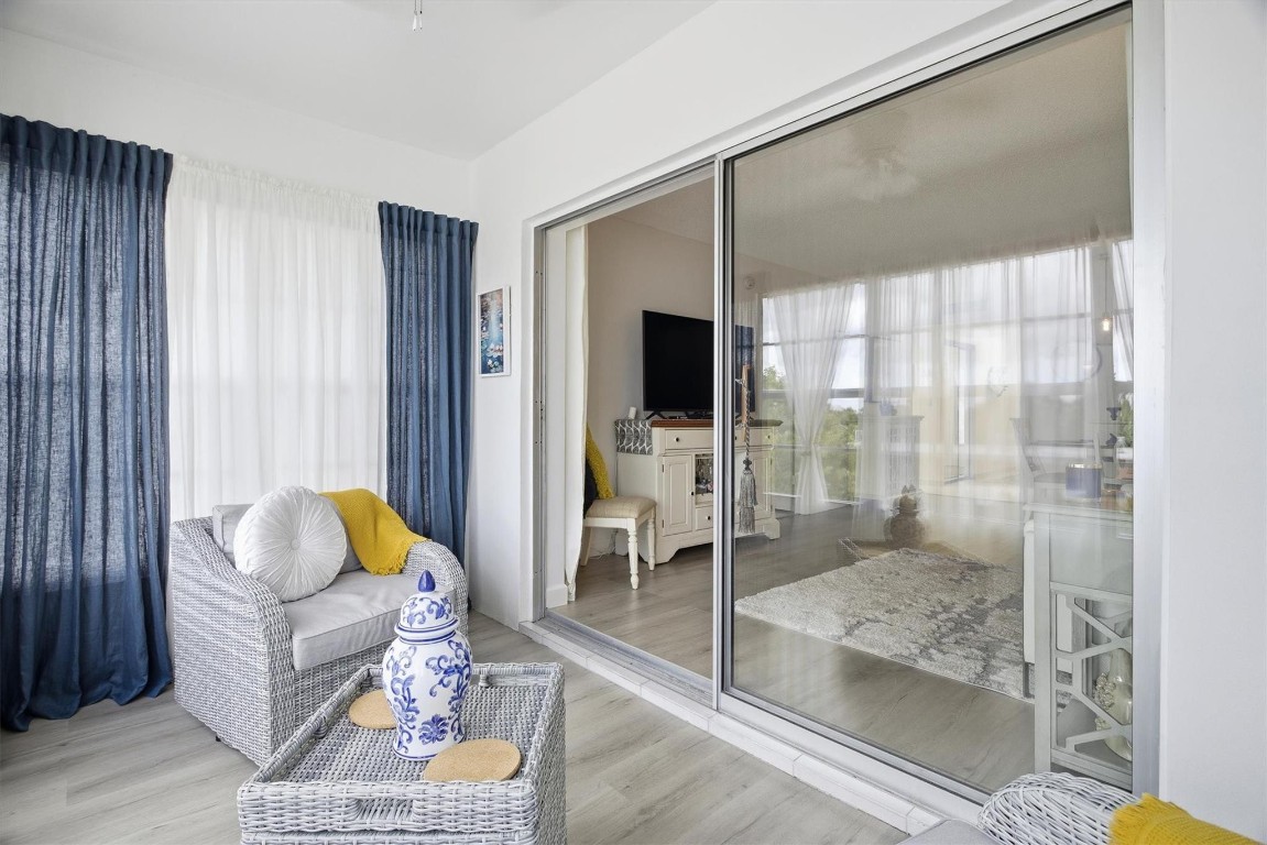 LAUDERDALE OAKS - Residential