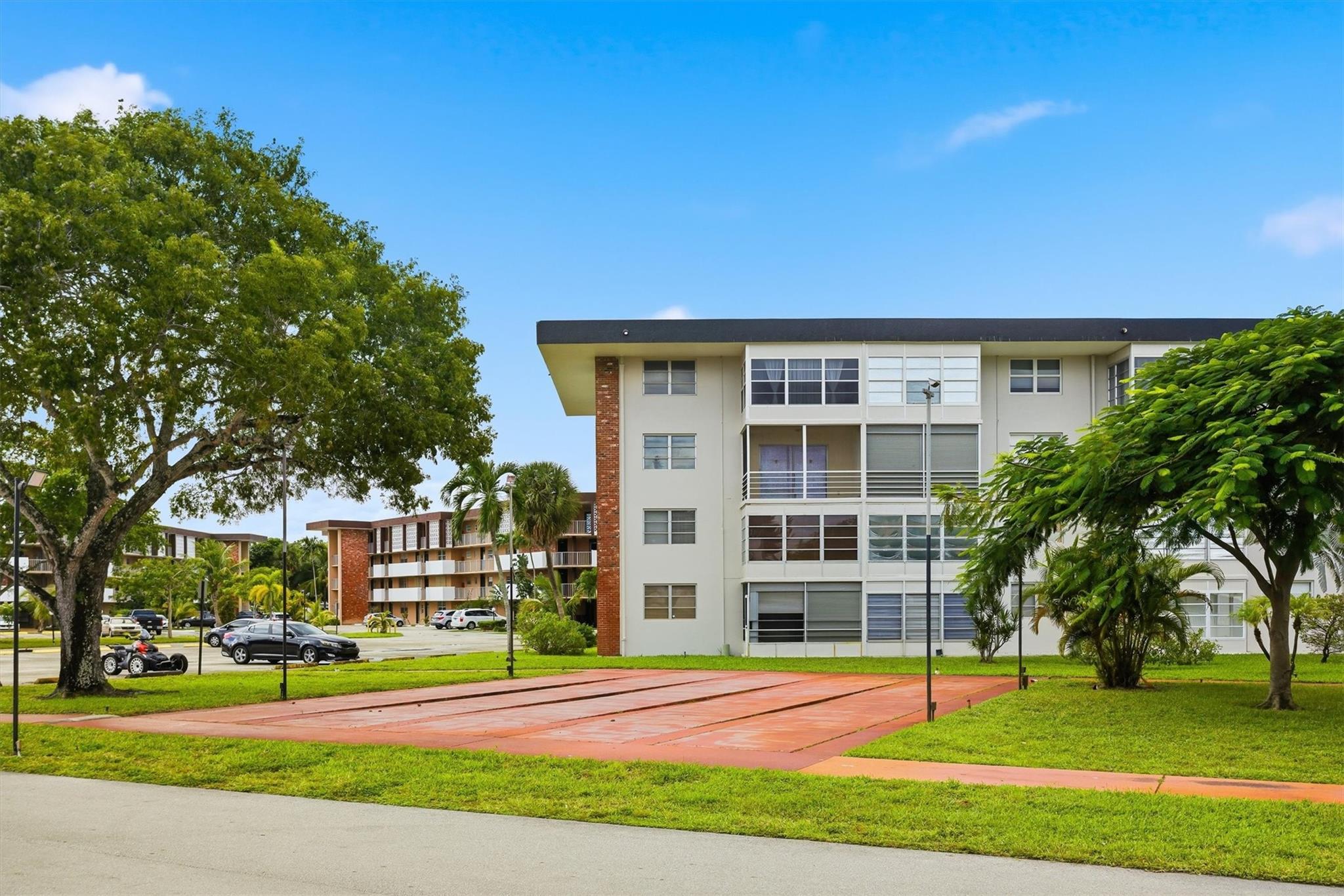 LAUDERDALE OAKS - Residential