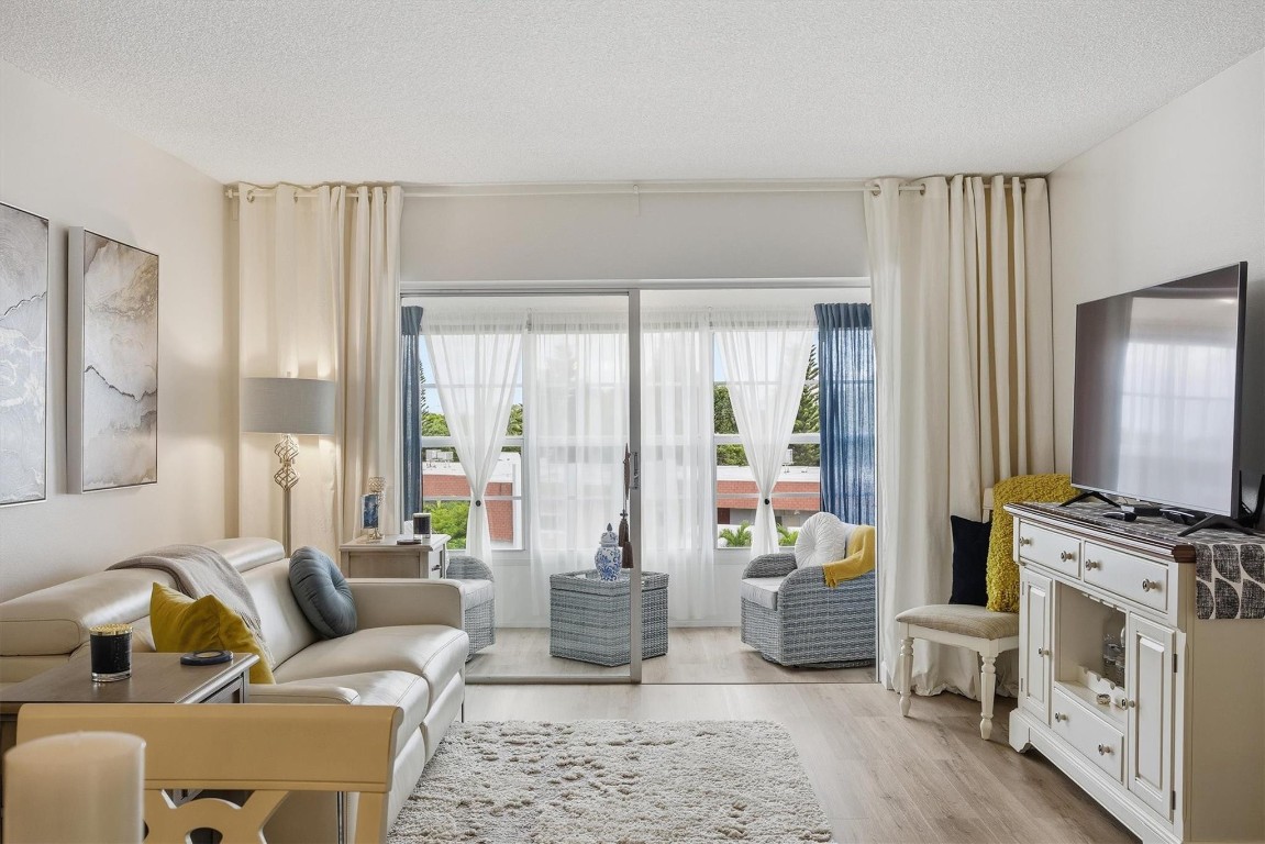 LAUDERDALE OAKS - Residential