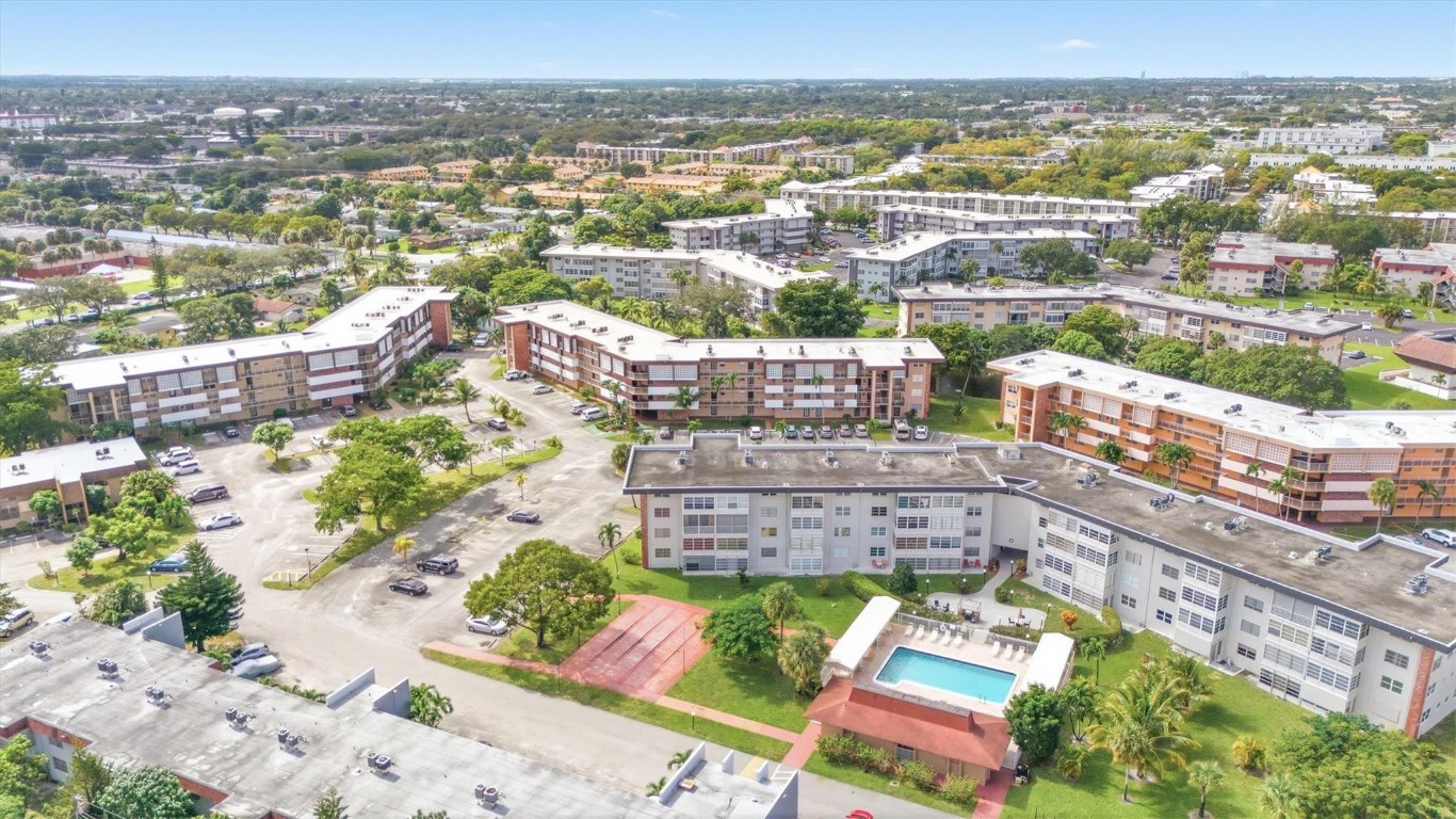 LAUDERDALE OAKS - Residential