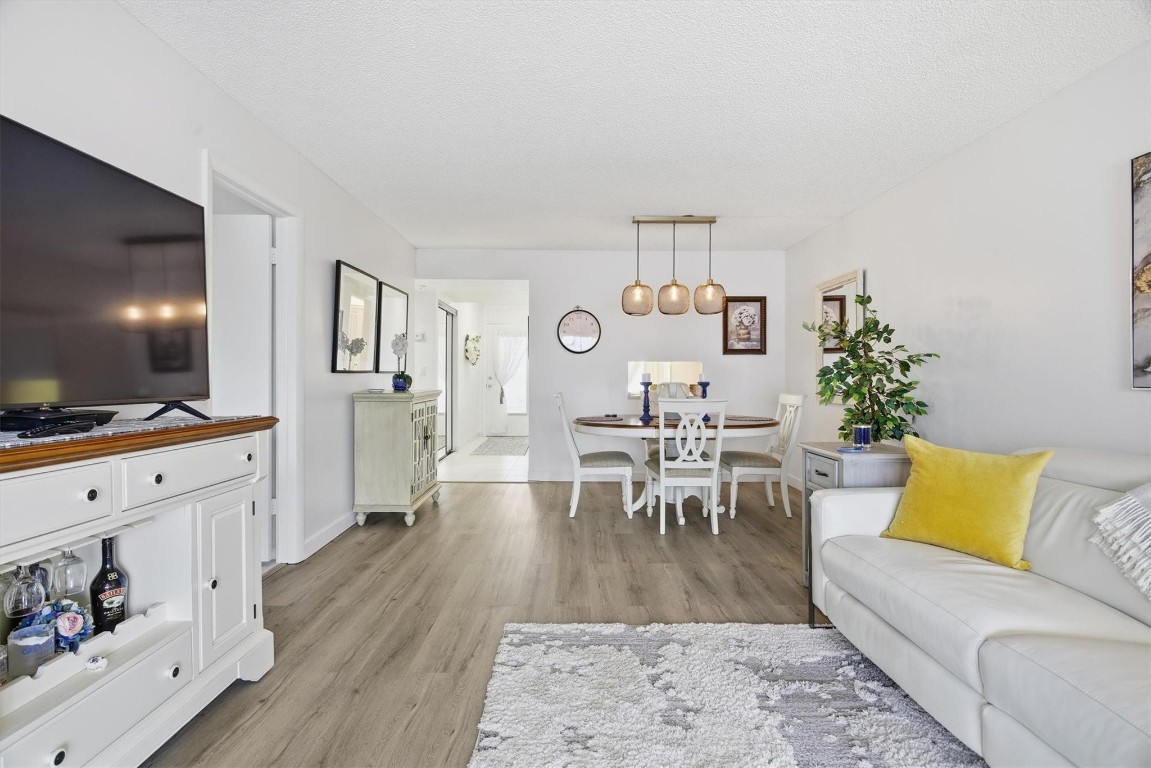 LAUDERDALE OAKS - Residential