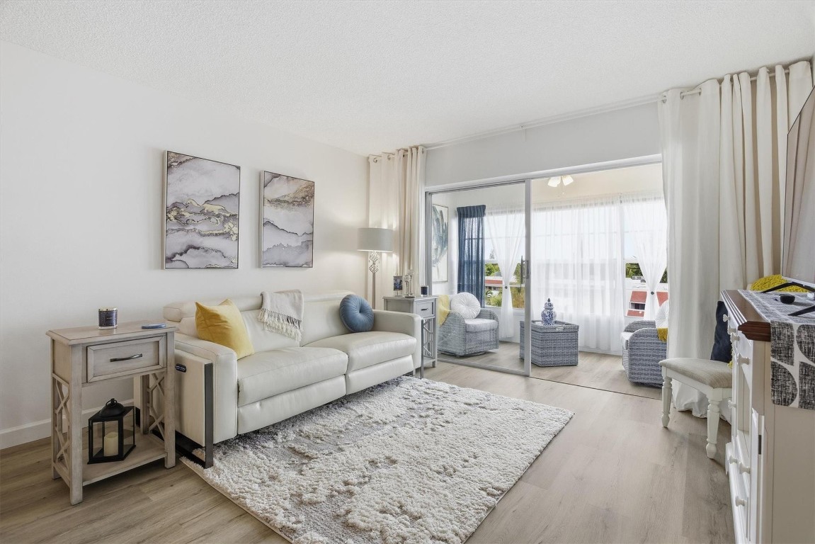 LAUDERDALE OAKS - Residential