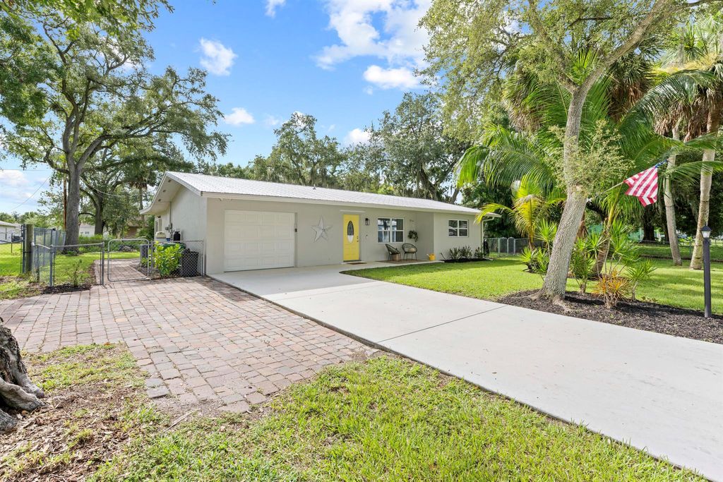 Photo of 5302 Bowling Green Drive, Fort Pierce, FL 34951 (MLS # R11108057)