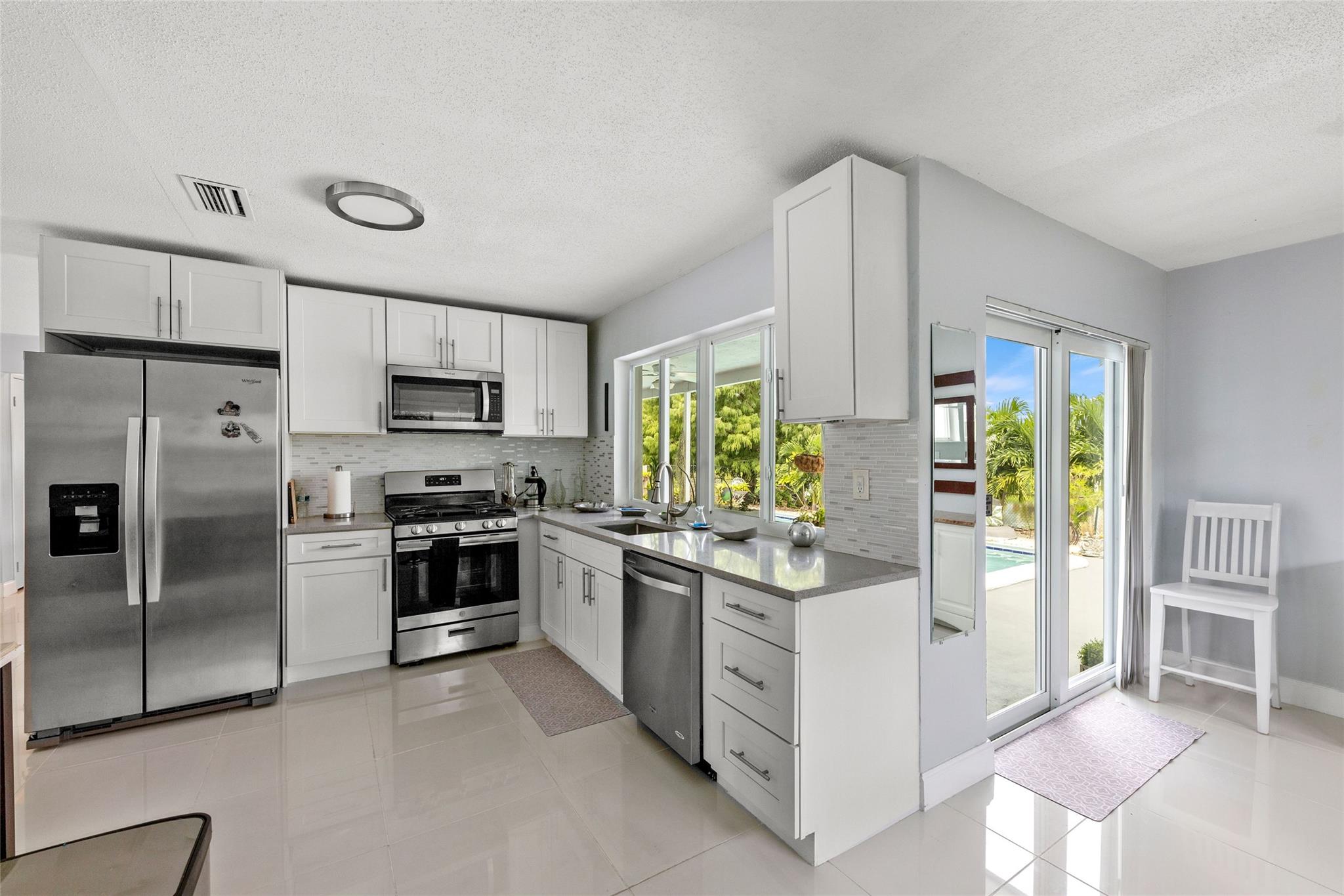 2000 NW 94th Way, Sunrise, FL, 33322/$624,900 3 2000 NW 94th Way