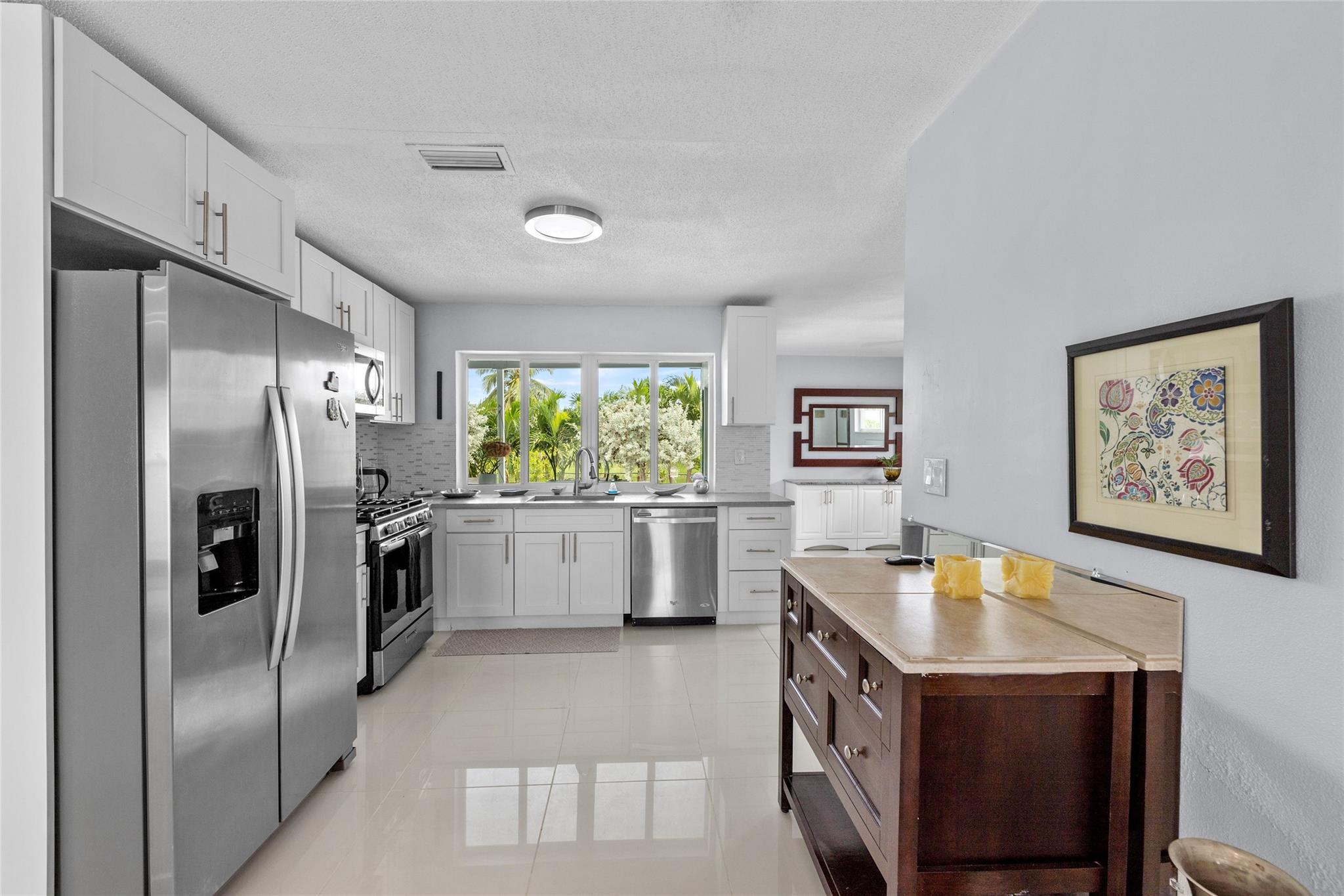 2000 NW 94th Way, Sunrise, FL, 33322/$624,900 2 2000 NW 94th Way