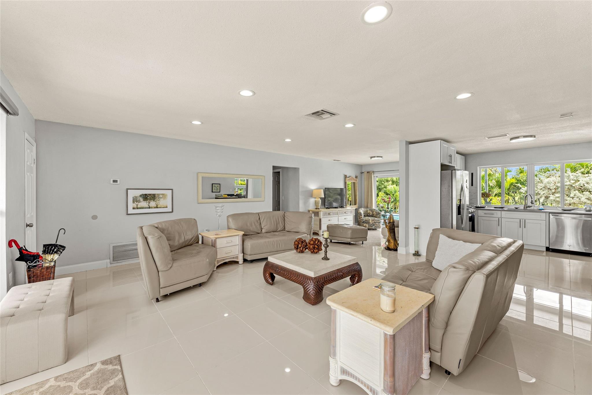2000 NW 94th Way, Sunrise, FL, 33322/$624,900 1 2000 NW 94th Way