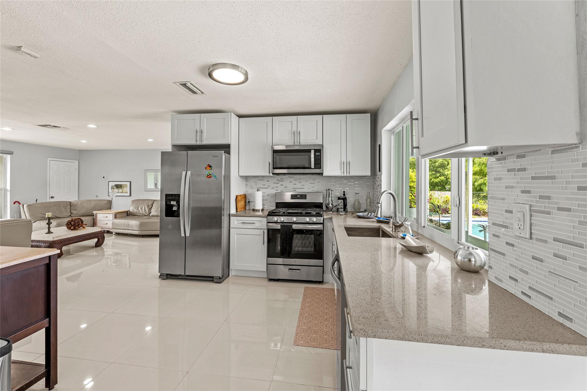 2000 NW 94th Way, Sunrise, FL, 33322/$624,900 4 2000 NW 94th Way
