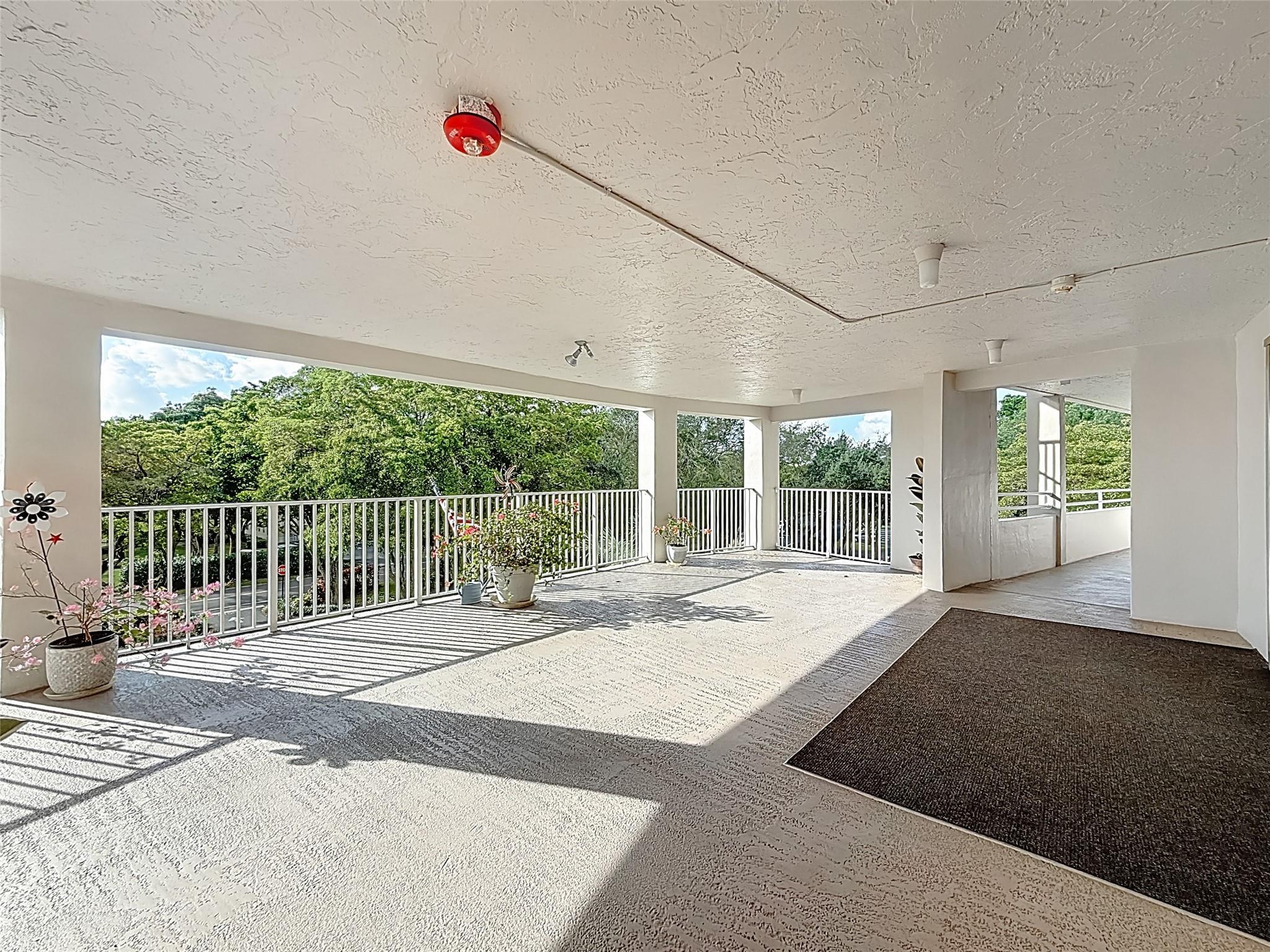 PALM-AIRE COUNTRY CLUB - Residential
