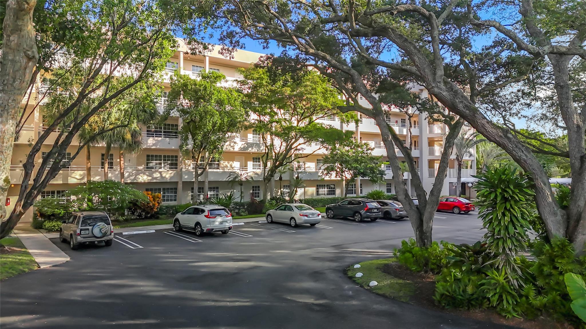 PALM-AIRE COUNTRY CLUB - Residential