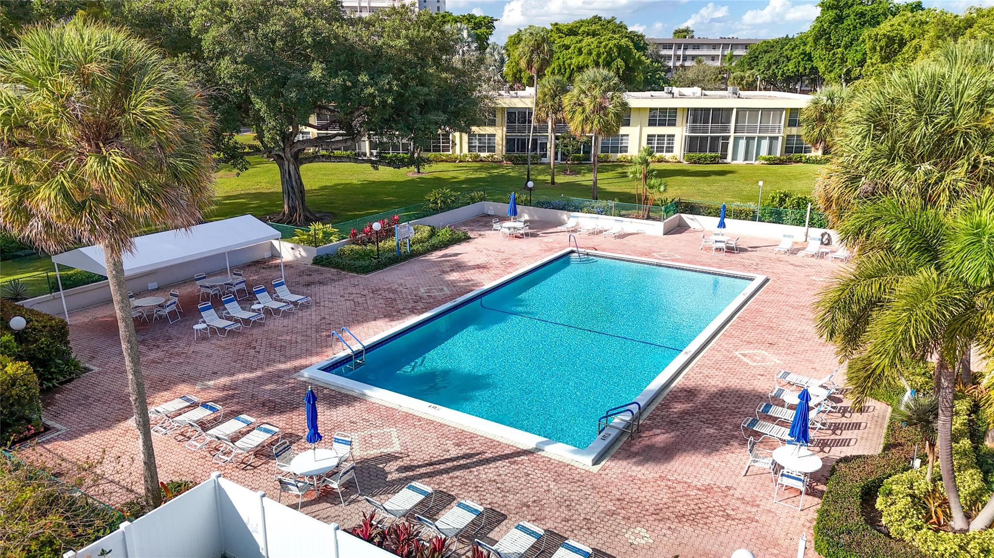 PALM-AIRE COUNTRY CLUB - Residential