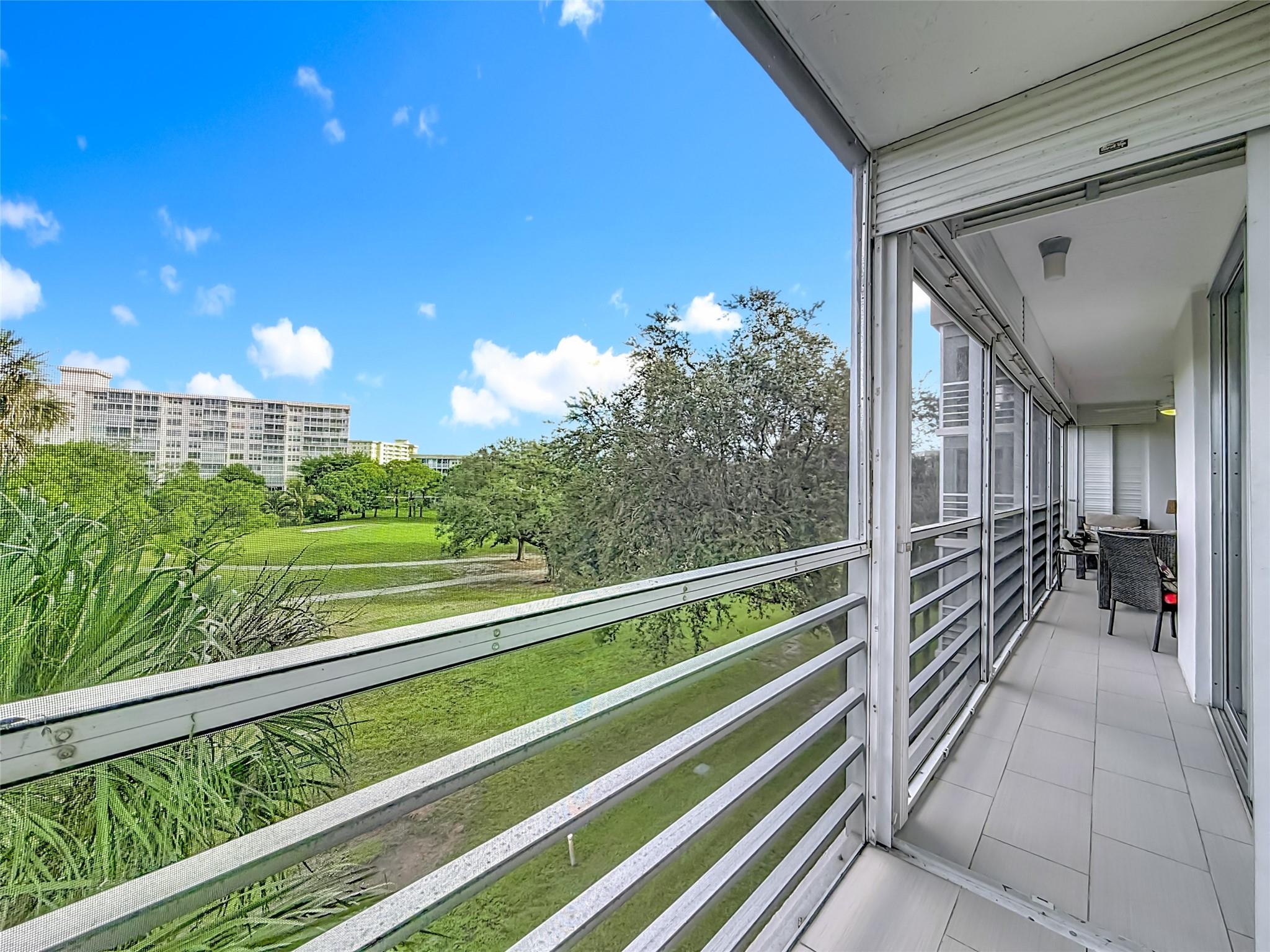 PALM-AIRE COUNTRY CLUB - Residential