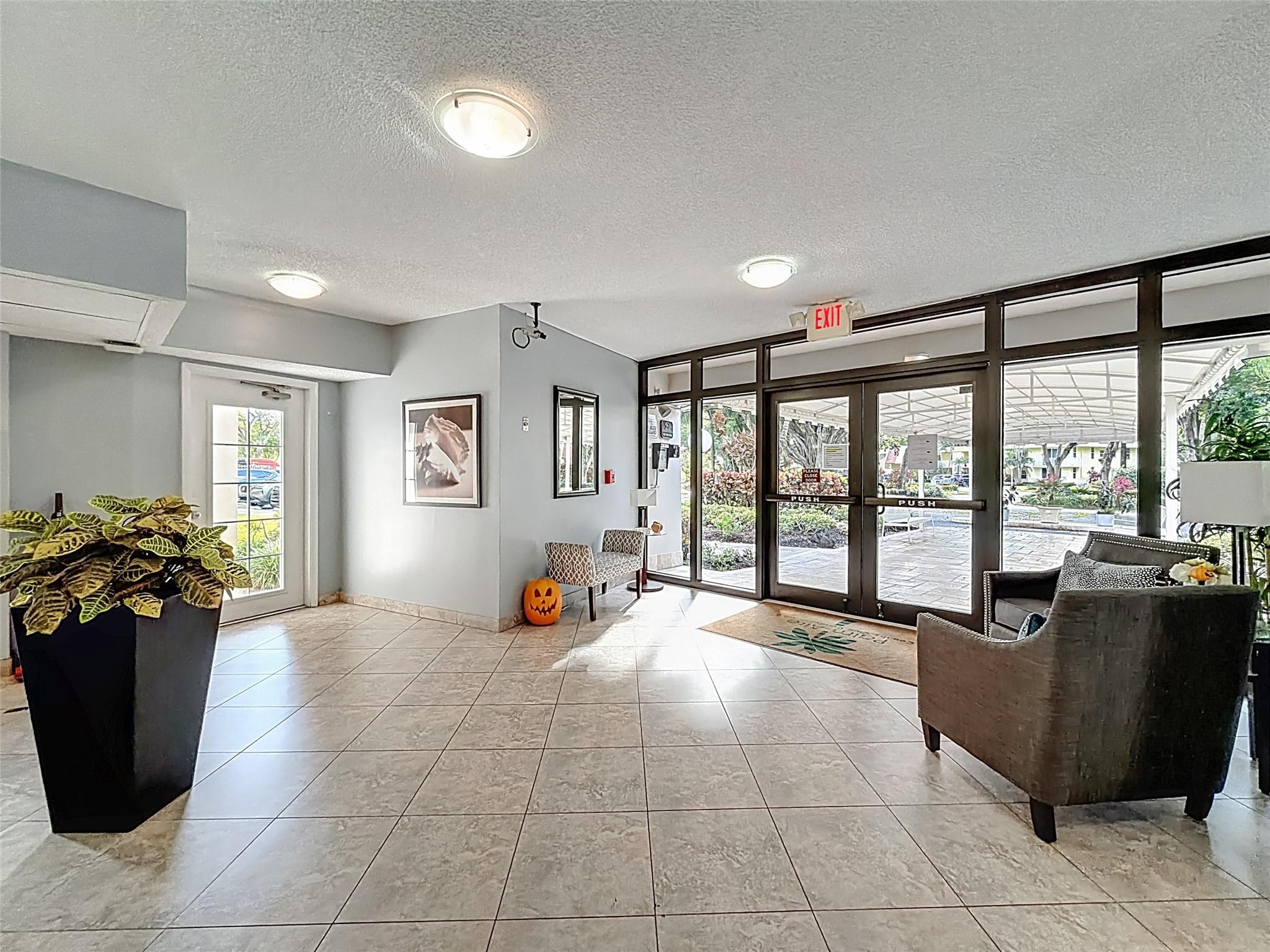 PALM-AIRE COUNTRY CLUB - Residential