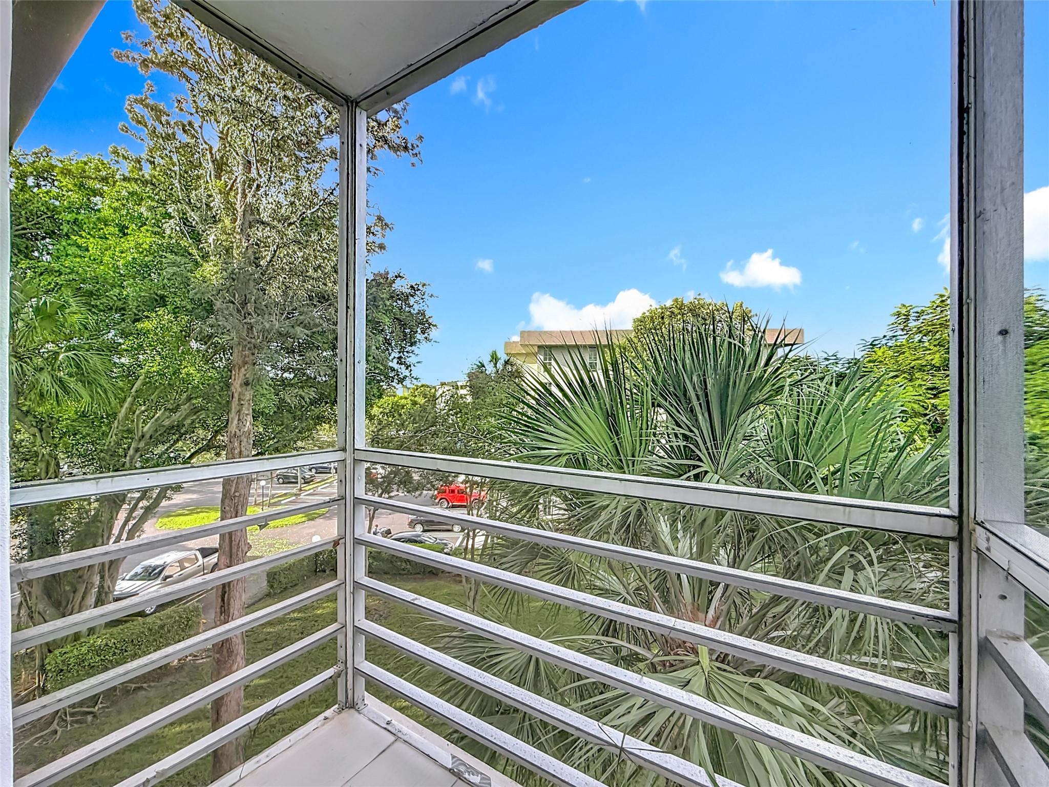 PALM-AIRE COUNTRY CLUB - Residential