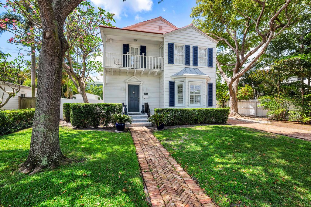 Photo of 294 Queens Court, West Palm Beach, FL 33401 (MLS # B26022672)