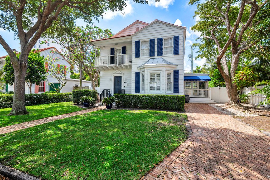 Photo of 294 Queens Court, West Palm Beach, FL 33401 (MLS # B26022672)