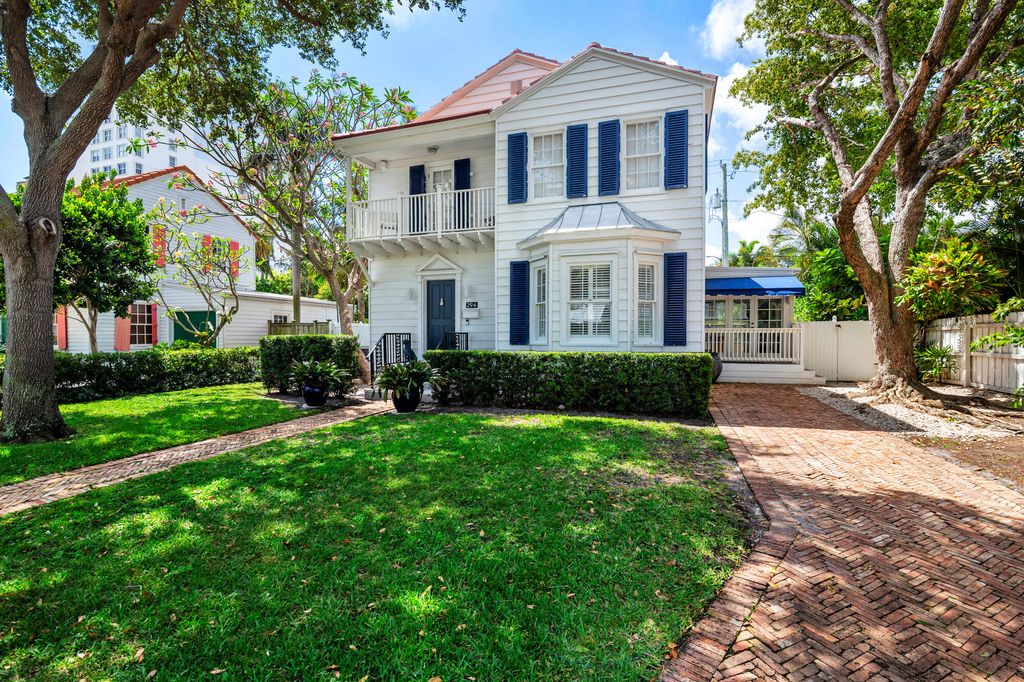 Photo of 294 Queens Court, West Palm Beach, FL 33401 (MLS # B26022672)