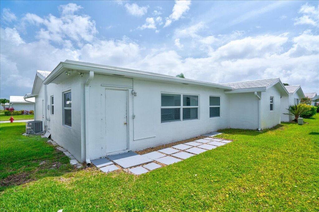Photo of 2086 SW 12th Avenue, Boynton Beach, FL 33426 (MLS # B26033257)