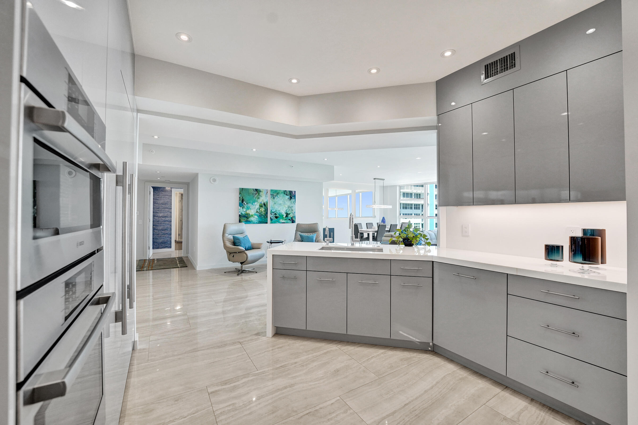 LE CLUB INTERNATIONAL CONDO - Residential