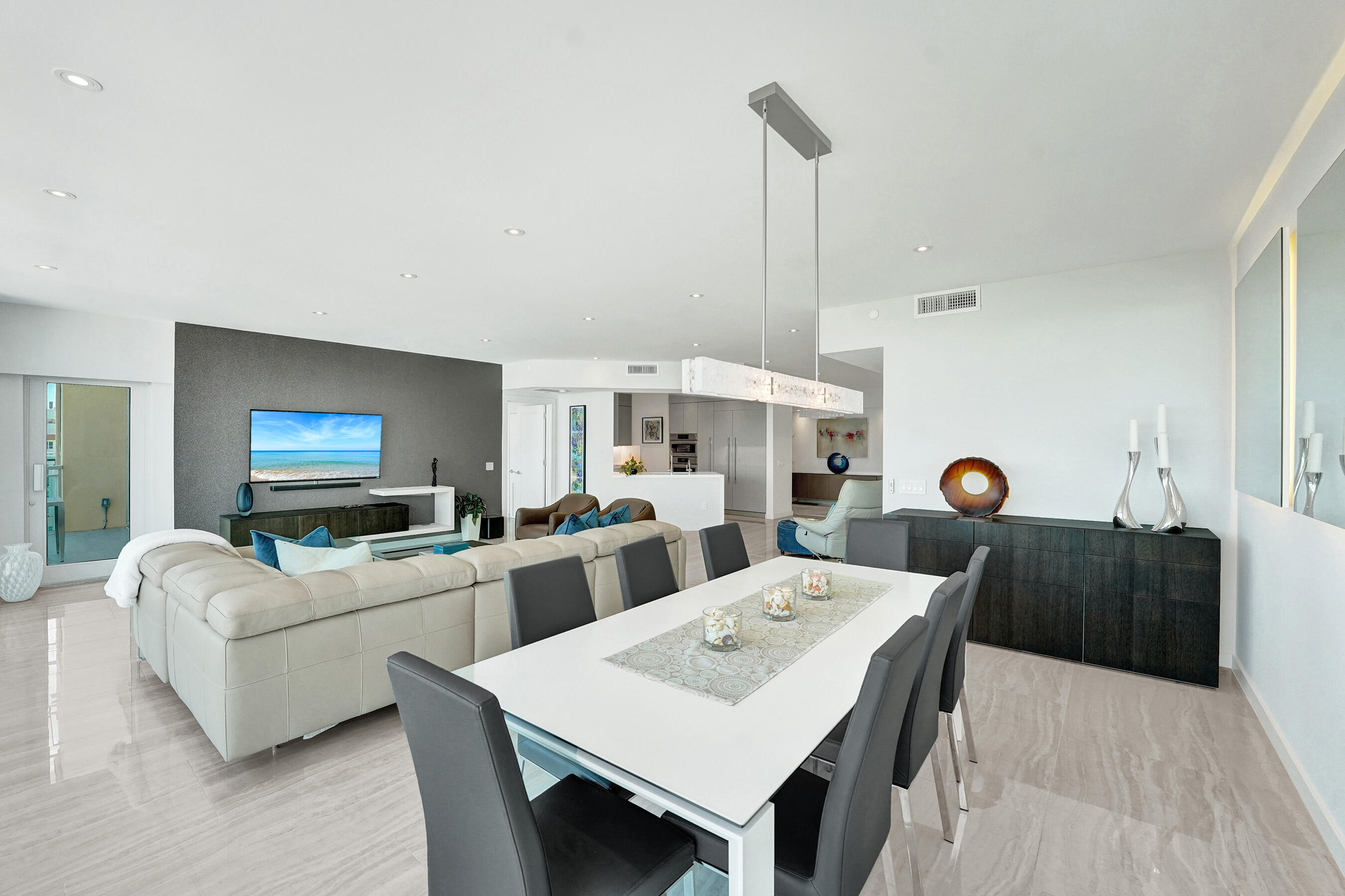 LE CLUB INTERNATIONAL CONDO - Residential