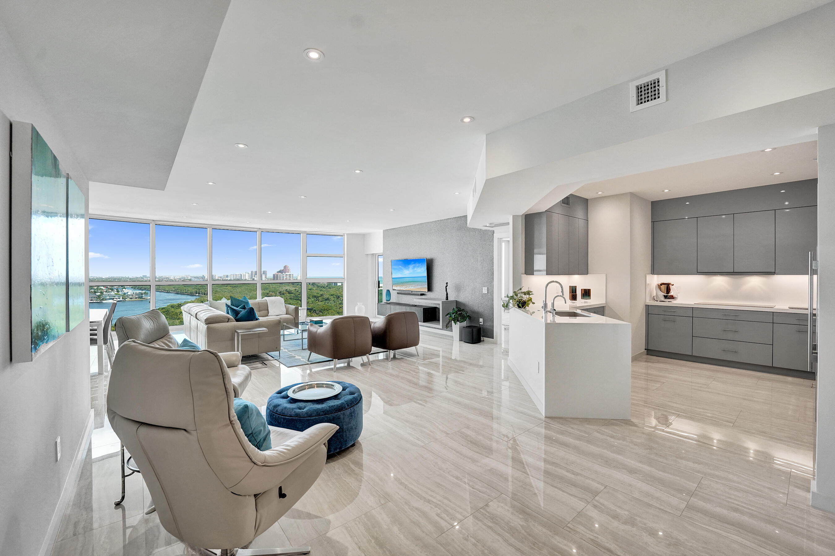 LE CLUB INTERNATIONAL CONDO - Residential