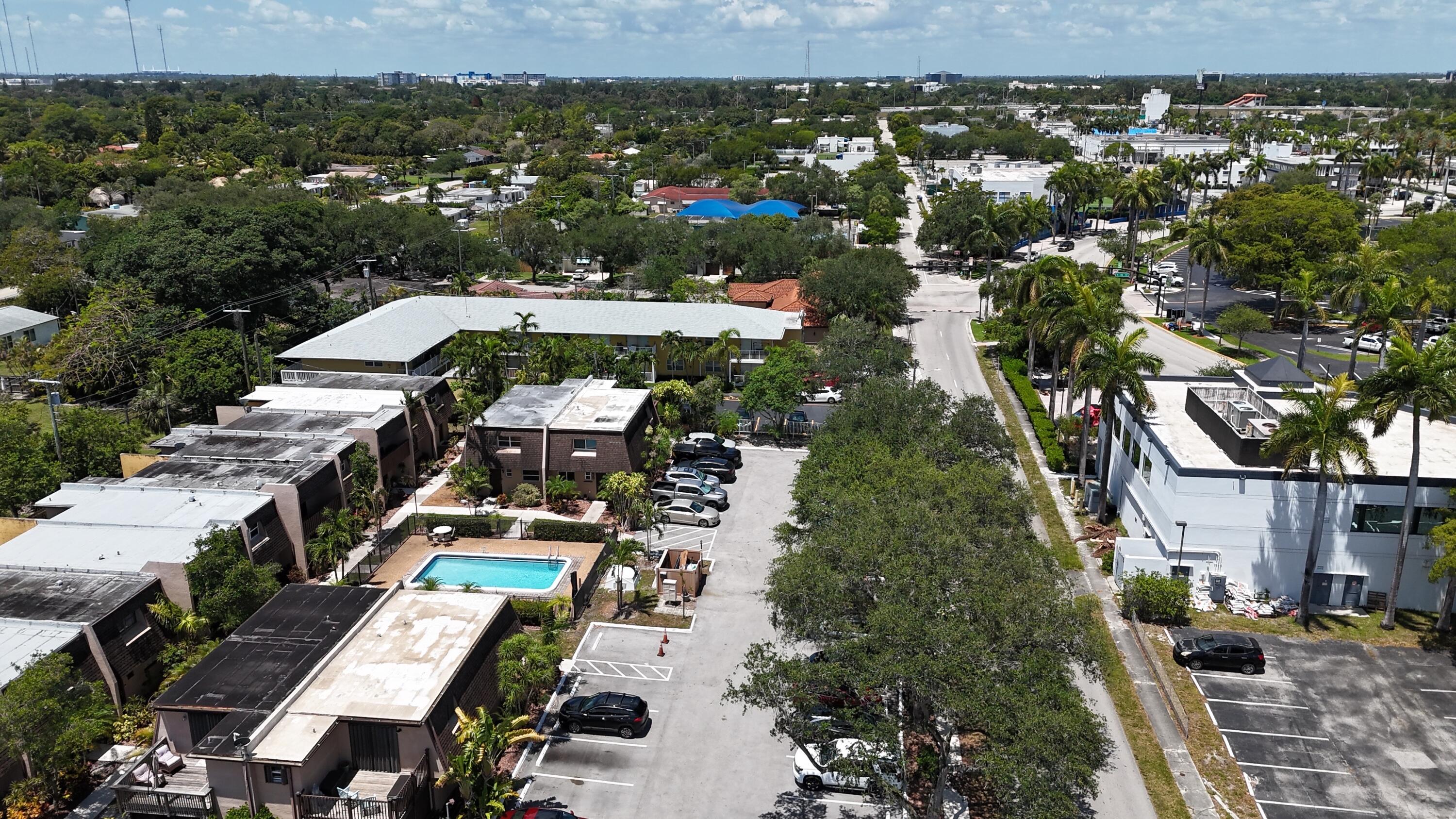 HOLLYWOOD LITTLE RANCHES - Residential