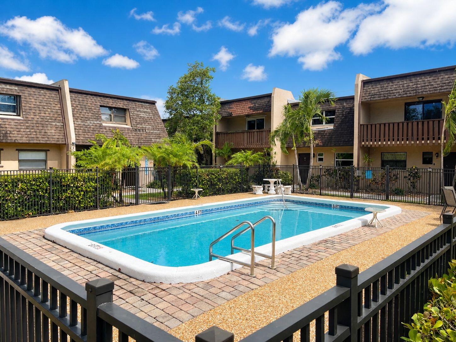 HOLLYWOOD LITTLE RANCHES - Residential