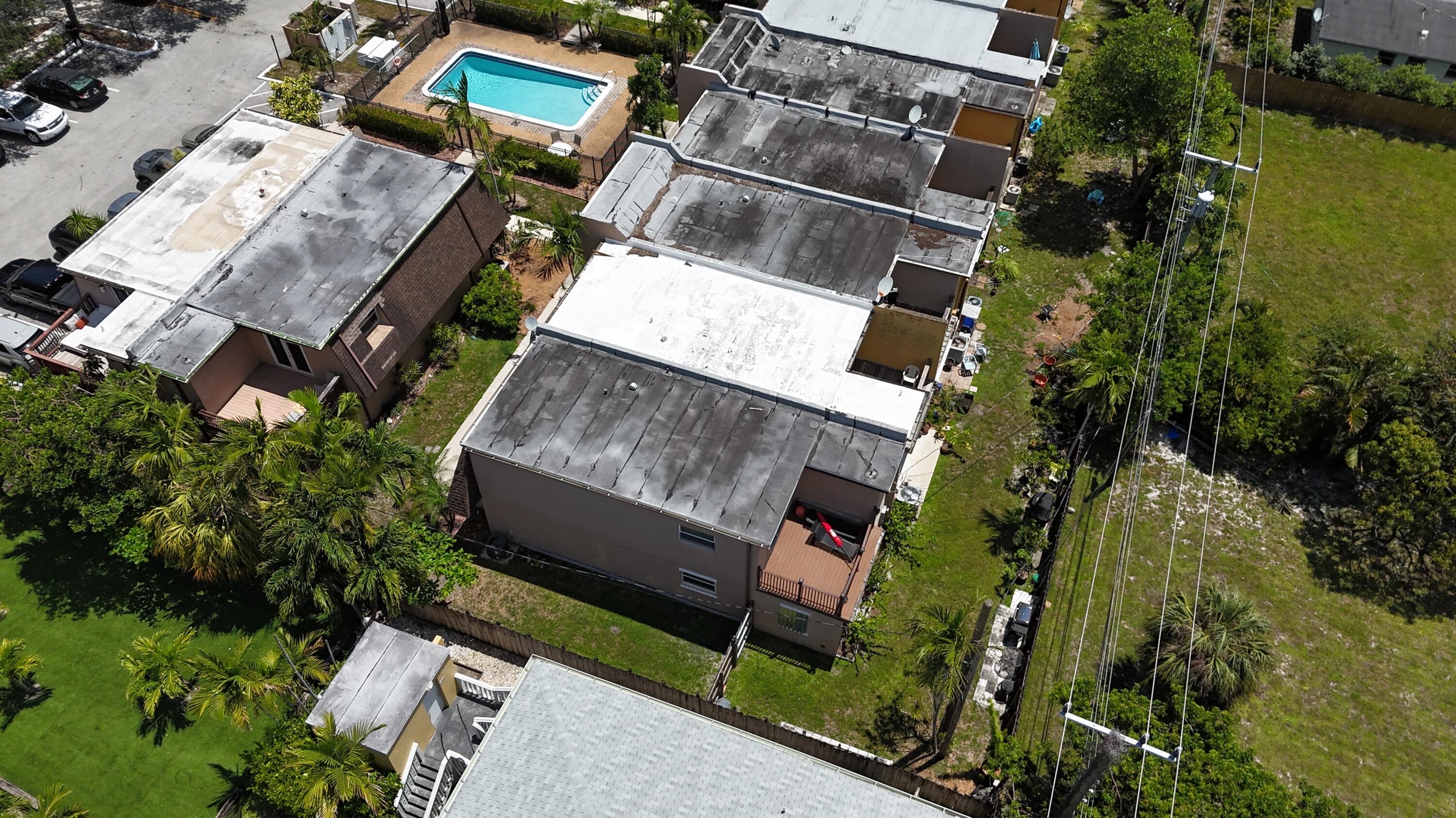 HOLLYWOOD LITTLE RANCHES - Residential