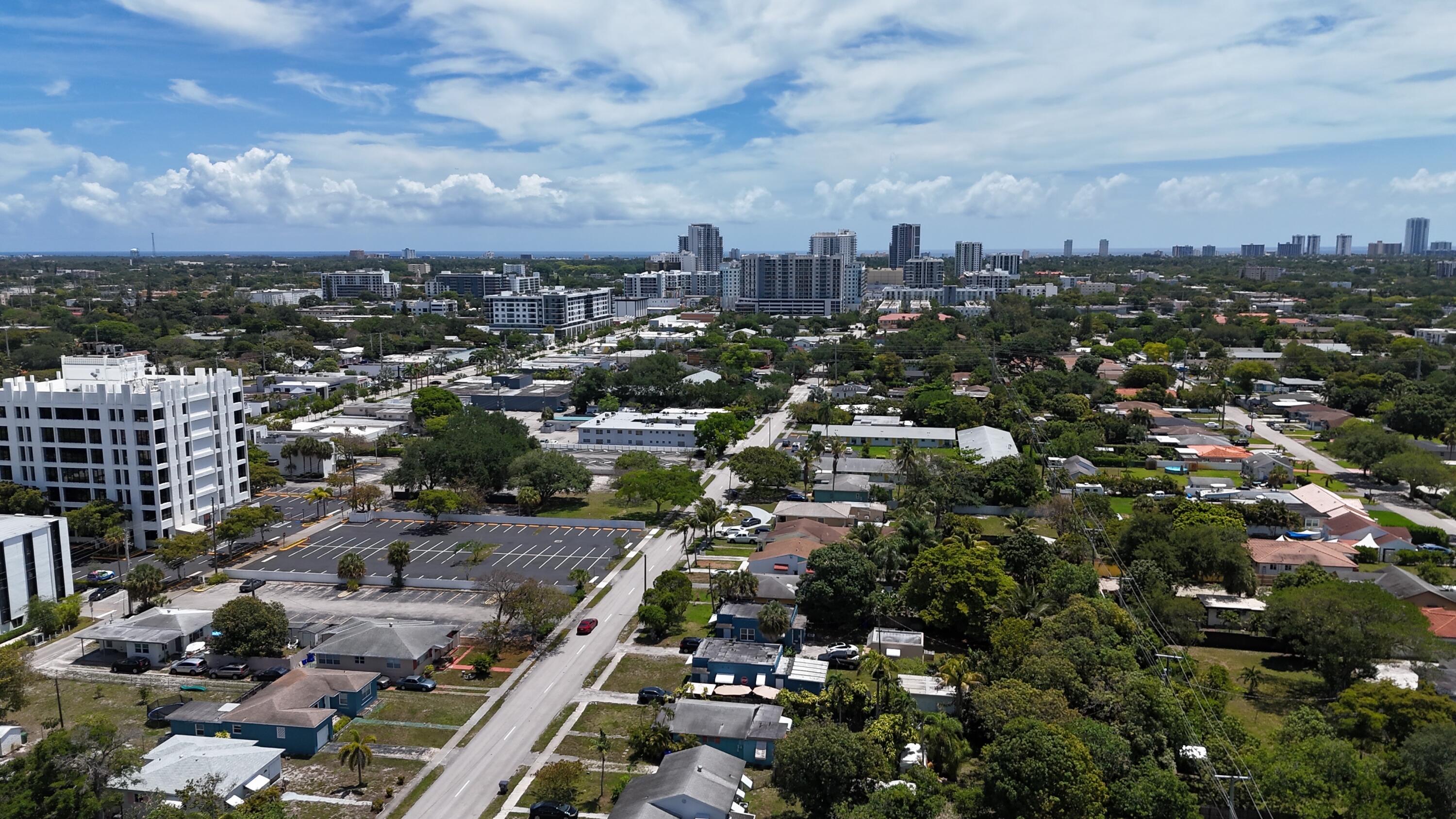 HOLLYWOOD LITTLE RANCHES - Residential