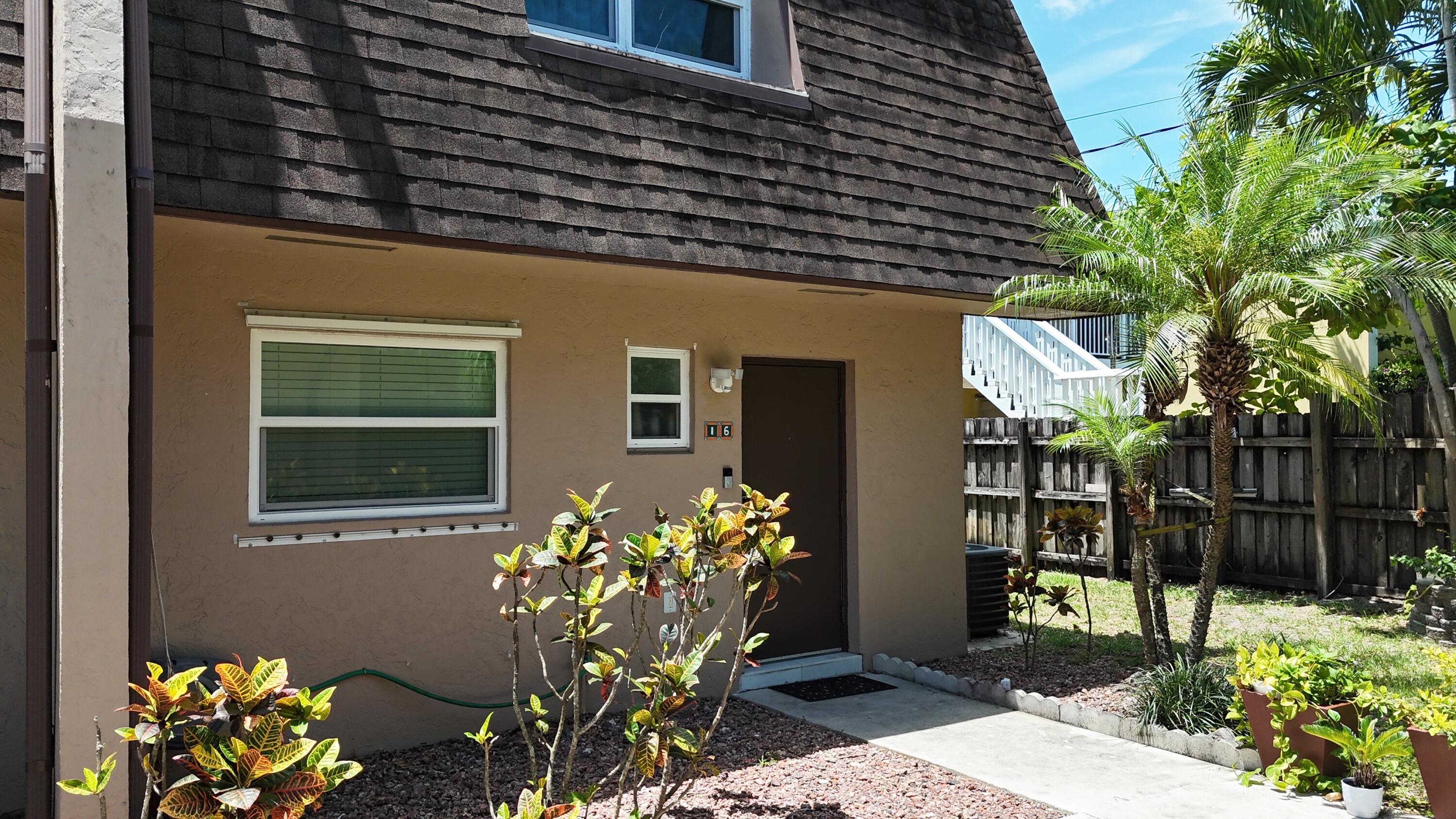 HOLLYWOOD LITTLE RANCHES - Residential