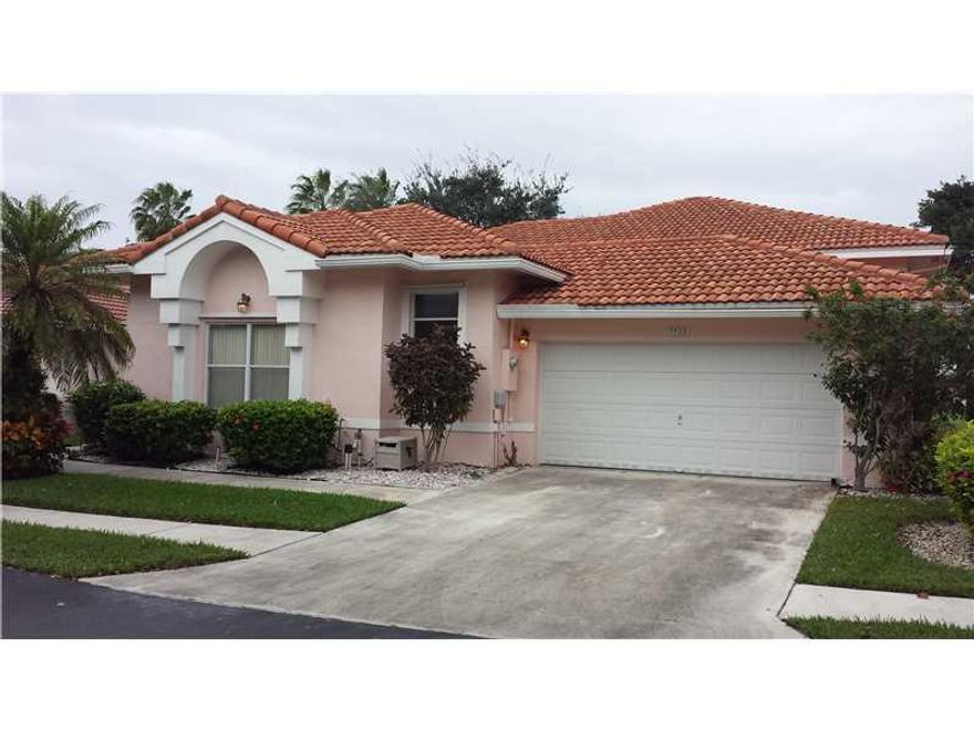 Beautiful 3/2 spacious home in desirable Highlands community, with a fabulous Golf view, double car garage, huge screened Patio, Close to all amenities and shopping.