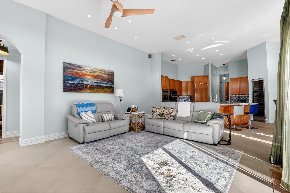 VALENCIA PALMS - Residential