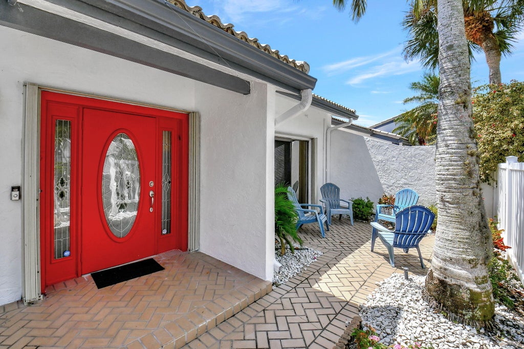 Photo of 15 Villa Lane, Boynton Beach, FL 33436 (MLS # R10980355)
