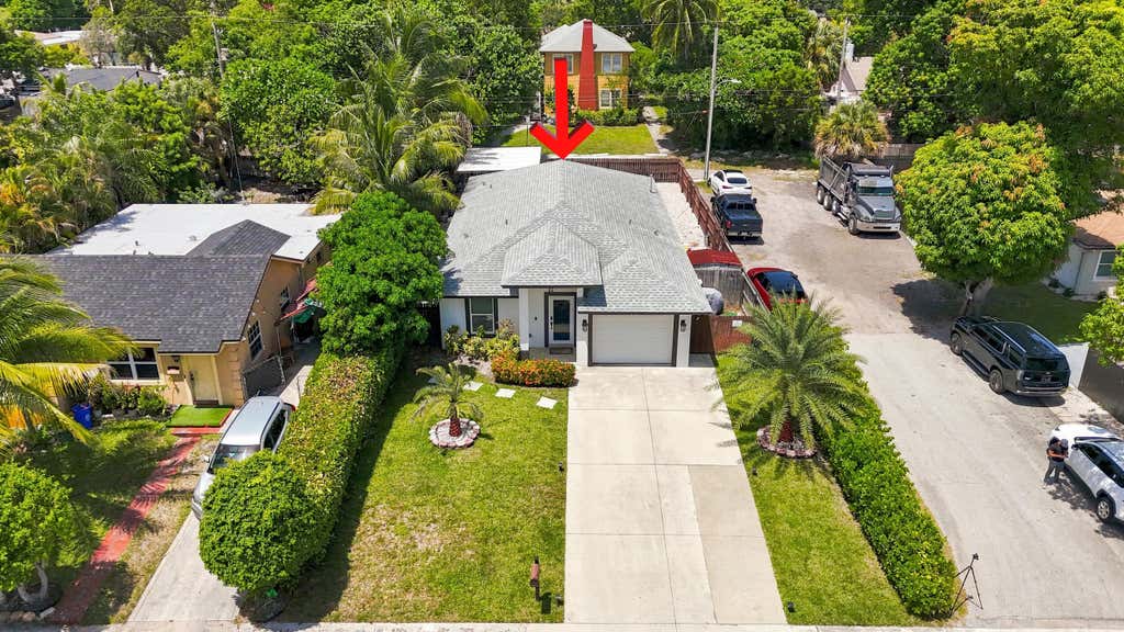Photo of 901 S M Street, Lake Worth Beach, FL 33460 (MLS # B26065858)