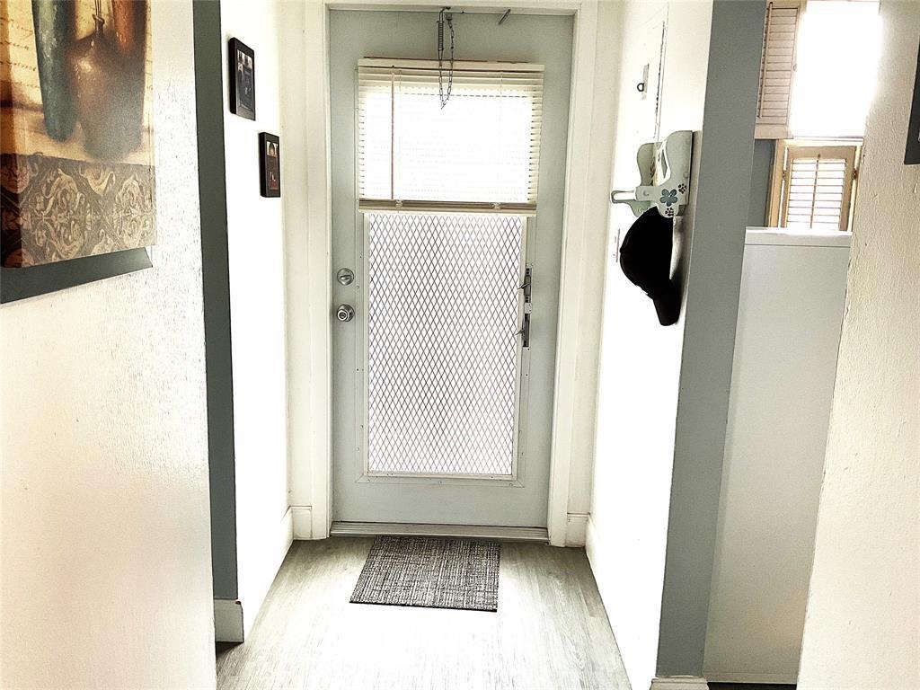 *** BEAUTIFUL 1 BDEROOM, 1 BATHROOM APARTMENT LOCATED IN 55 + COMMUNITY. UPDATED AND IN EXCELLENT CONDITION. PLENTY OF CLOSET SPACE. READY TO MOVE IN. RELAXING POND AND GARDEN VIEW. AMMENITIES INCLUDE TENNIS COURTS, SWIMMING POOL, EXERCISE ROOM AND MUCH, MUCH MORE.
ASSOCIATION APPROVALIS REQUIRED. APARTMENT CAN BE SOLD FURNISHED OR UNFURNISHED. CALL LISTING AGENT FOR MORE INFO.