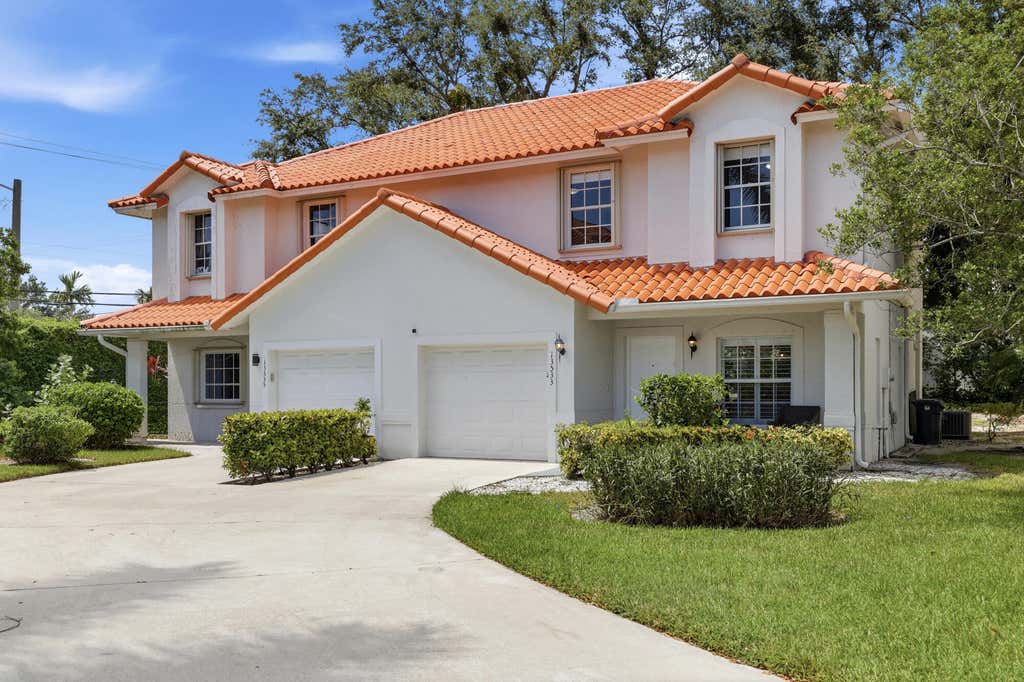 Photo of 13533 Fountain View Boulevard, Wellington, FL 33414 (MLS # B26062792)